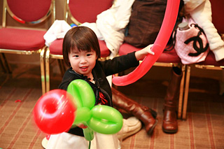 eleanor with balloons