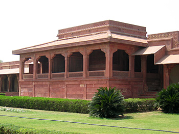 where akbar sat while holding court